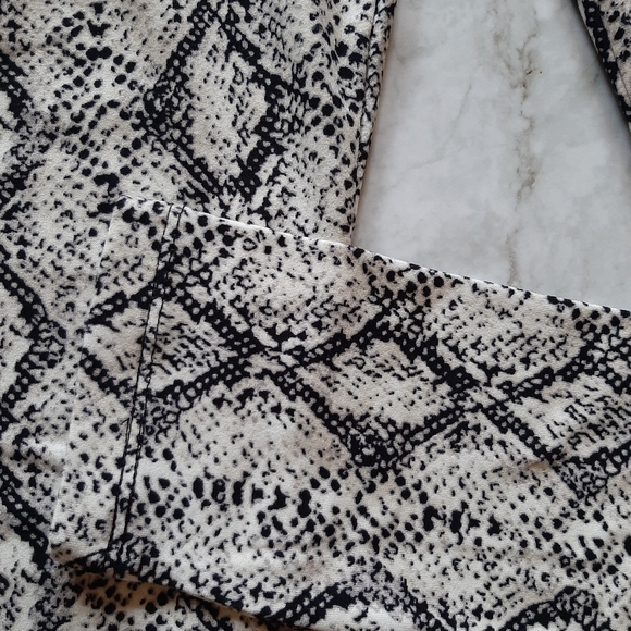 🆕️ Snakeprint Leggings - Picture 2 of 7